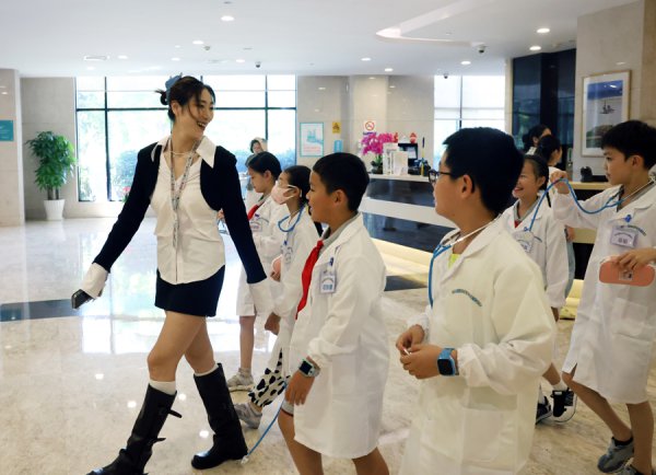 城事｜当别称儿科医师是啥体验？小一又友穿上了白大褂…